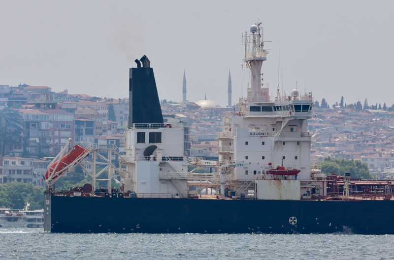 图为叶门叛军「青年运动」武装组织（Houthi，另译为胡塞武装）攻击油轮之一Blue Lagoon I号。 （路透）