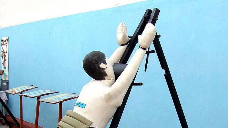 新加坡鞭刑示意图。（维基百科公有领域）