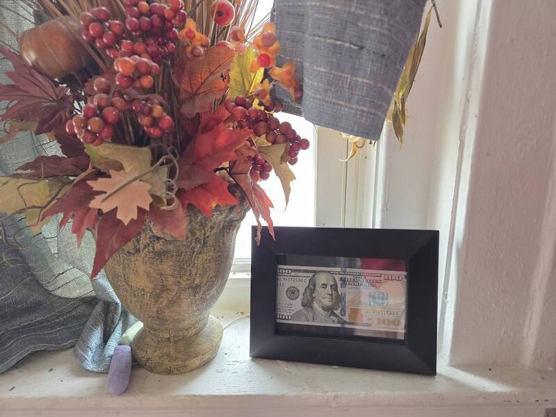 美国NFL球场员工耶诞节上班时遇到天后泰勒丝赠送600美元，开心得将钞票裱起来。（图撷自Robyn Gentry脸书）