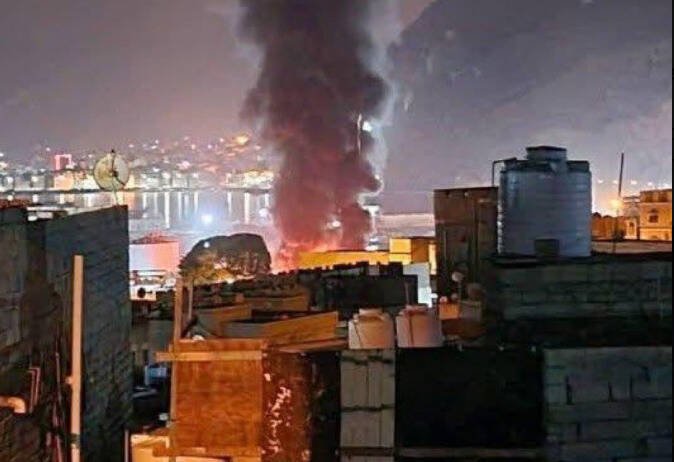 沙乌地阿拉伯今（30）日轰炸了叶门港口城市穆卡拉。（撷自X@summerahmeda）