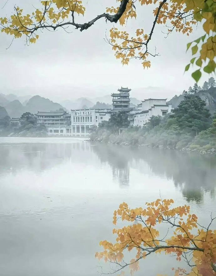 福建省旅游发展集团近日公布「清新福建．遇见旅发」摄影大赛评选结果，一等奖作品《湖秋雾影》，遭质疑极似AI生成。（图撷自微博）