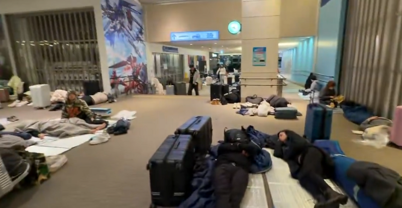 新千岁机场旅客躺在地上。（图撷自「@sulokichi123」X帐号）
