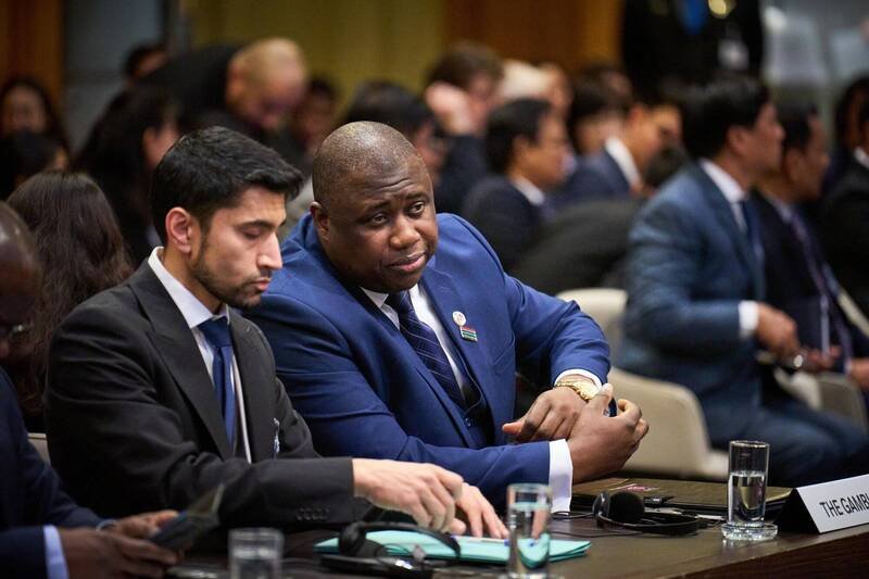 针对缅甸被控对穆斯林少数族裔罗兴亚人实施种族灭绝，荷兰海牙国际法院举行首次听证会，甘比亚司法部长贾洛（右）出席控诉。（欧新社）