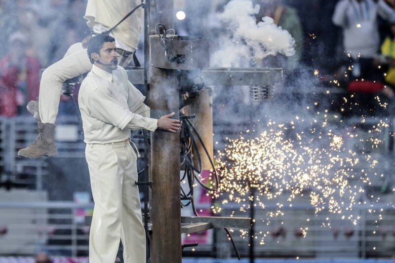 坏痞兔于表演环节中爬上电线杆,向在2017年玛丽亚飓风中丧生的人们致敬。(美国环保署) 坏痞兔于表演环节中爬上电线杆,向在2017年玛丽亚飓风中丧生的人们致敬。(美国环保署)