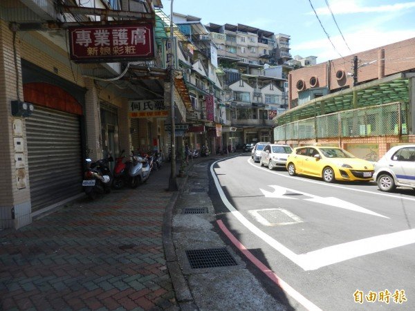 复兴路二百一十号附近地区，因地势低长期有淹水问题。（记者林欣汉摄）