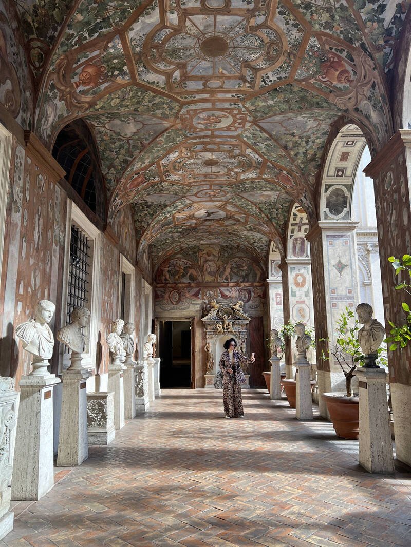 尔腾普斯宫二楼走廊美轮美奂，是许多游客喜爱驻足拍照的景点。（中央社）