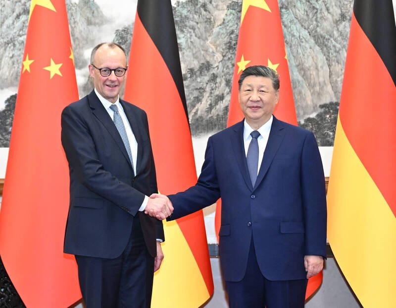 德国总理梅尔茨（左）25日在北京与中国国家主席习近平（右）举行会谈，他向习近平强调，任何促成两岸「统一」的努力，都必须以和平方式进行。（美联社）