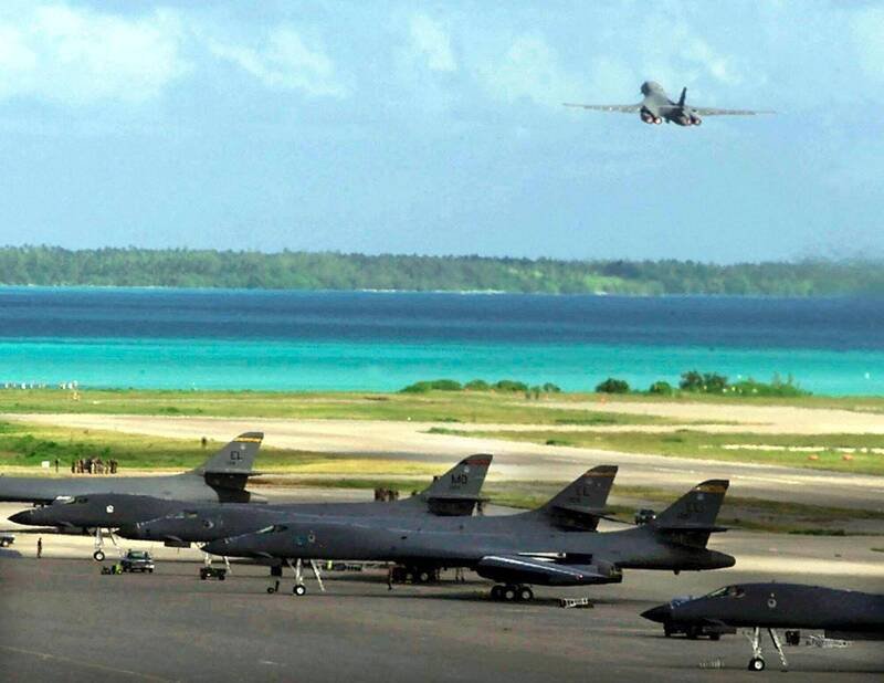 美军B-1B轰炸机从狄耶戈加西亚空军基地起飞。（法新社）
