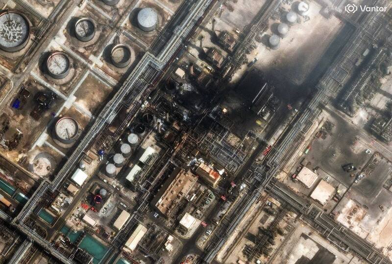 沙乌地阿拉伯拉斯塔努拉炼油厂遭无人机攻击后的受损情况。（美联社）