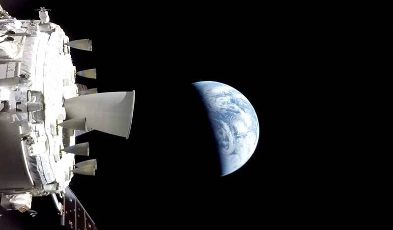 阿提米丝 2 号猎户座太空船（Orion）在返航途中拍下真实的地球影像。尽管NASA传回了震撼的太空画面，网路上却充斥著「AI生成」与「绿幕造假」的阴谋论，凸显现代社会面临的数位信任危机。（法新社）