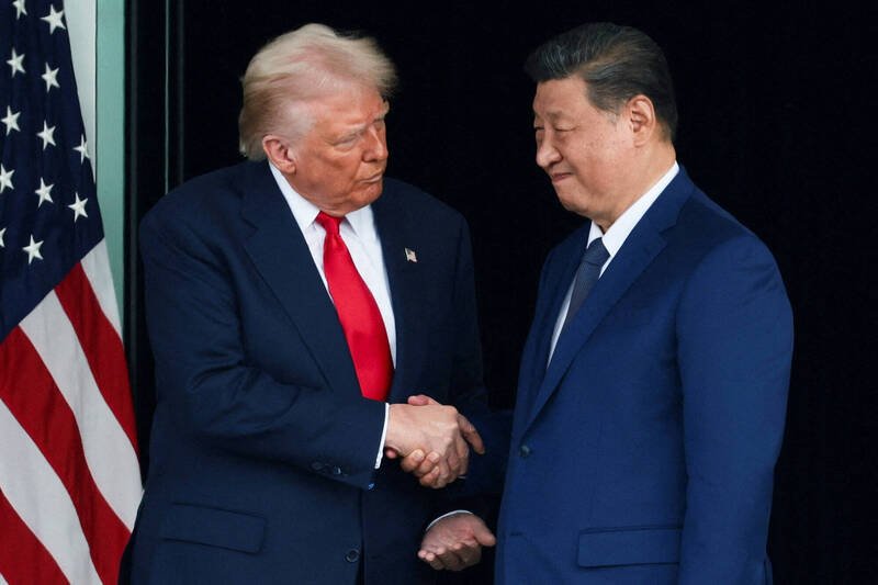 美国总统川普（左）威胁，除非中国协助打破伊朗对荷姆兹海峡的封锁，否则将延后他访问北京，与中国国家主席习近平（右）举行峰会的行程。（路透档案照）
