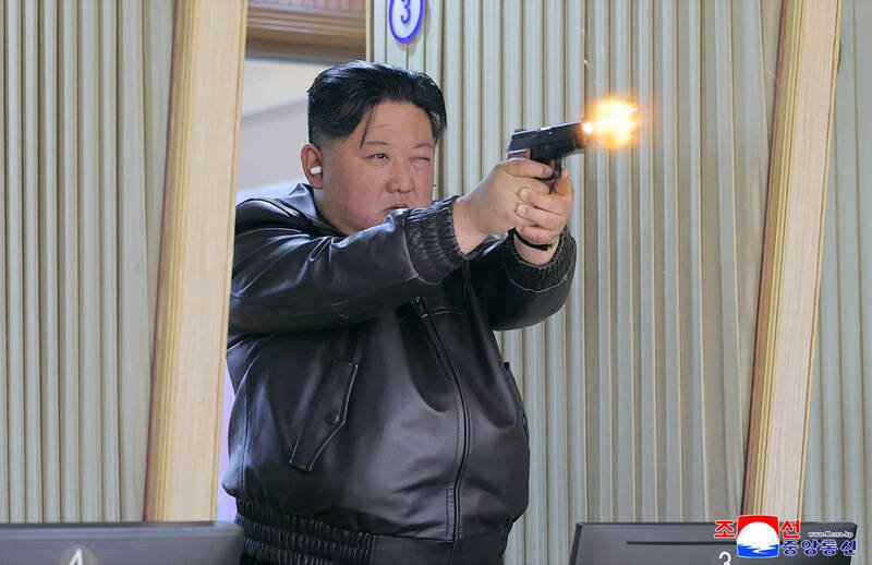 金正恩也穿著相配的黑色皮衣，这种装扮在北韩社会中长期被视为最高权力的象征。（美联社）