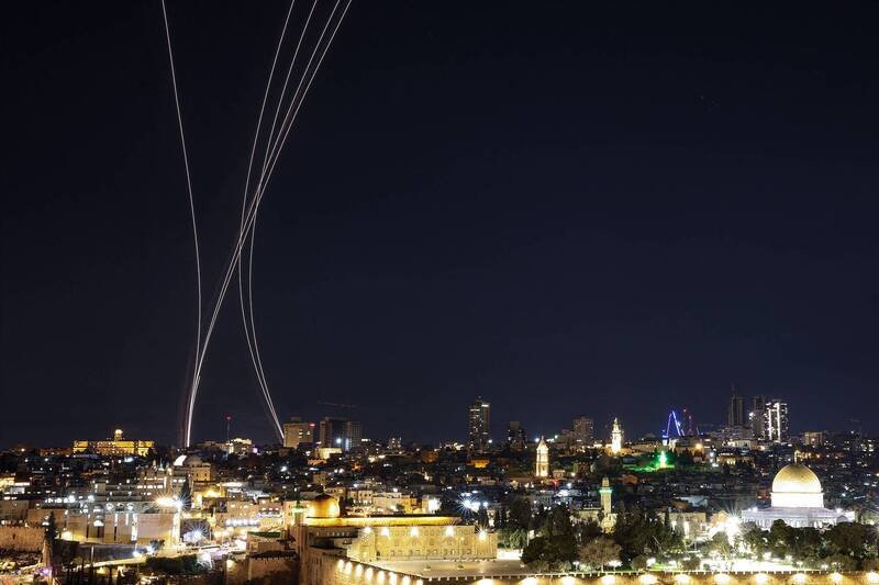 3月1日耶路撒冷夜空出现以色列铁穹防空系统拦截来袭火箭弹的轨迹，因应美以联军袭击，伊朗亦向以色列发射飞弹报复。（法新社）