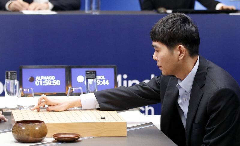 南韩棋王李世乭，2016年曾和Google的AlphaGo展开「人机大战」，相隔10年他将再次与AI对弈。图为李世乭2016年和AlphaGo下棋。（美联社）