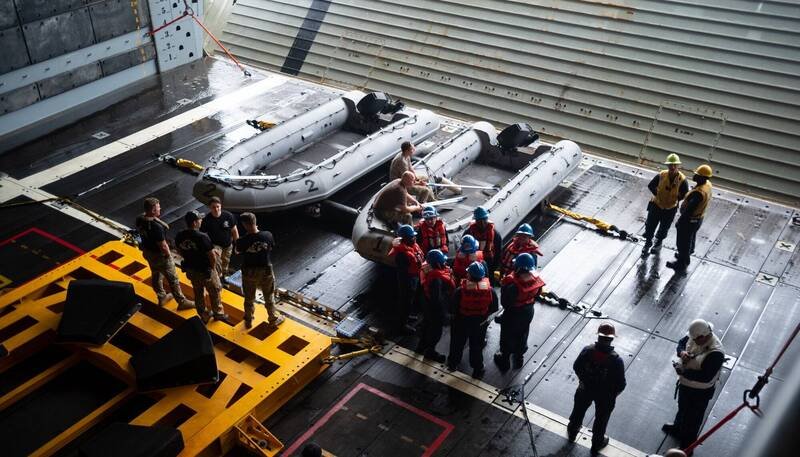 负责回收的军舰「约翰．P．穆萨号」（USS John P. Murtha）已在圣地牙哥外海等待机组人员返航（欧新社）