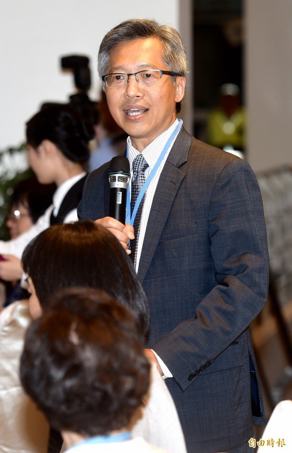 中研院士项武忠多次隔海批评中研院院长廖俊智。图为中央研究院3日举行院士会议欢迎晚会，中研院长廖俊智（立者）出席致词并举杯向与会院士致意。（记者简荣丰摄）