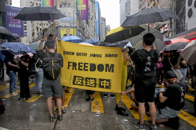 香港有约7000人在「反送中」运动被捕但未被起诉，港府给予「更生」机会，其中包括带到中国「认识国家」。（欧新社档案照）