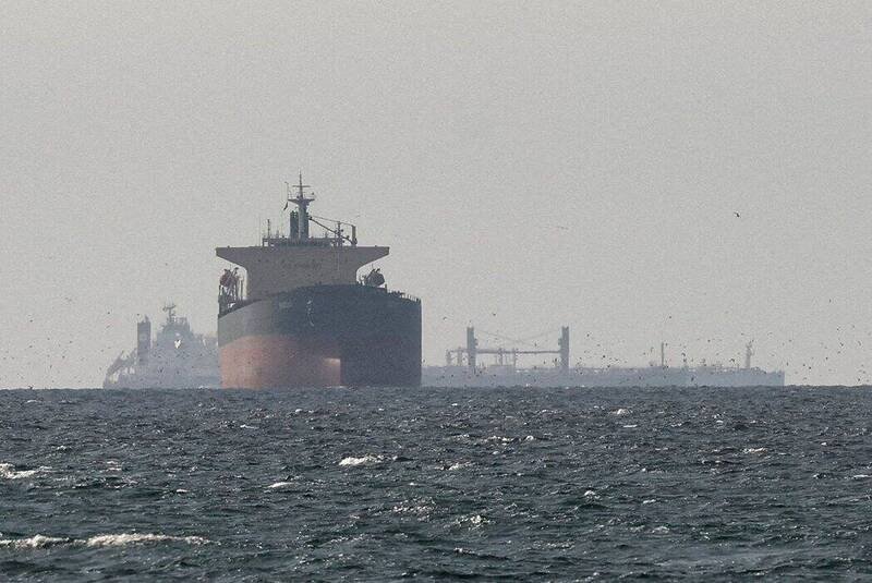 多艘货船3月11日在波斯湾、荷姆兹海峡附近。（路透）