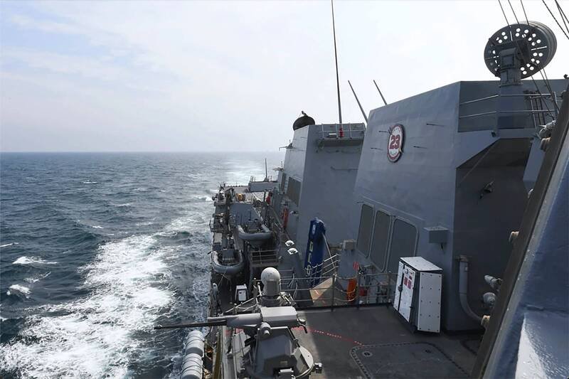 美国海军伯克级（Arleigh Burke-class）飞弹驱逐舰「海尔赛号（ DDG-97）2024年通过台湾海峡执行例行航行任务。美军持续在印太地区维持部署，被视为区域吓阻力量的一环。（美联社）