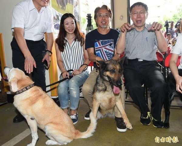 台北市长柯文哲4日颁发「荣誉市犬奖章」给四只退役搜救犬，表扬它们长年对于救灾的贡献。（记者张嘉明摄）