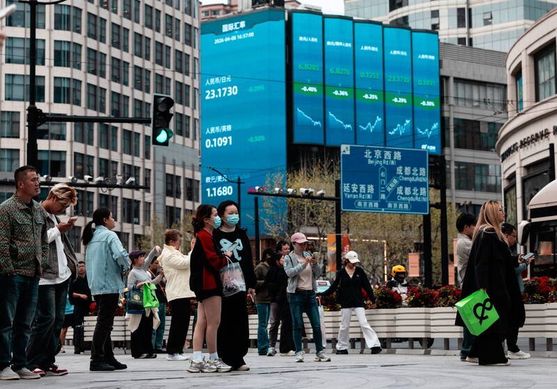 中国16日公布今年第1季GDP，较去年同期成长5.0%。图为本月8日拍摄的上海街头的股市电子显示板。（欧新社）