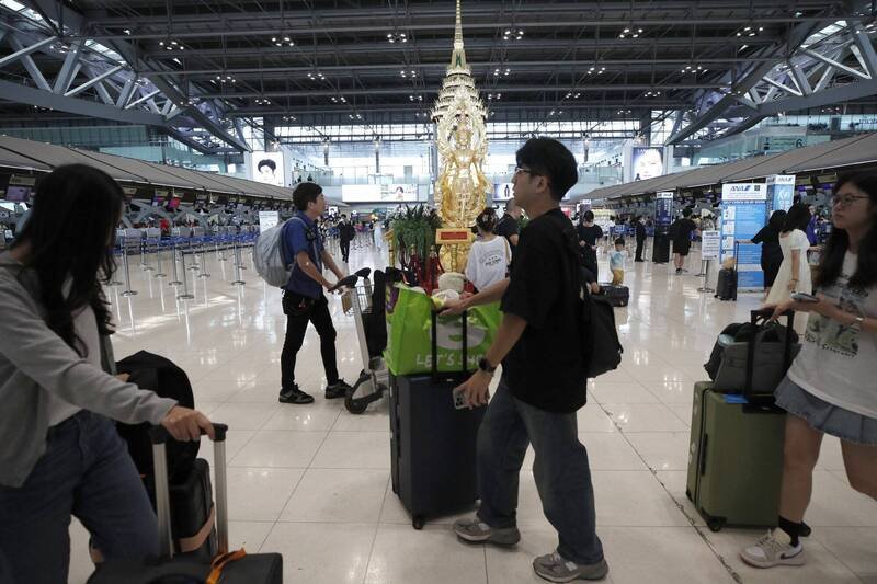 泰国政府取消60天观光免签证措施，泰媒报导指出，大部分国家都将回归原先的30天免签停留额度，而台湾便是其中之一。图为素万那普机场。（欧新社）