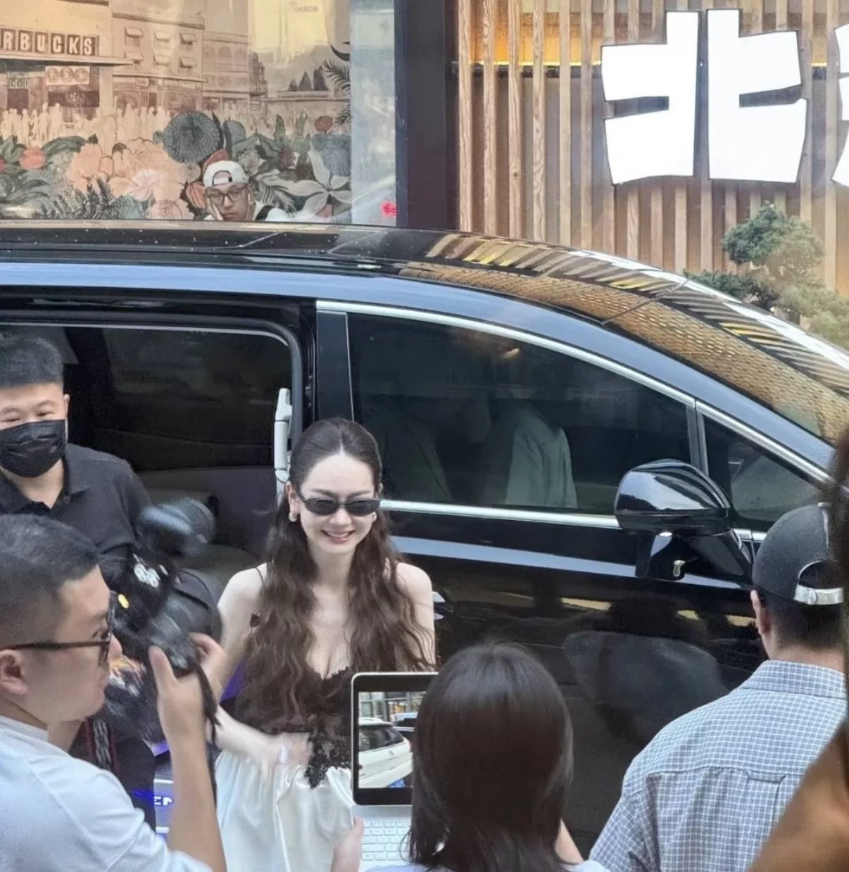 戚薇穿蕾丝吊带配伞裙很丰满 双眼皮也变自然