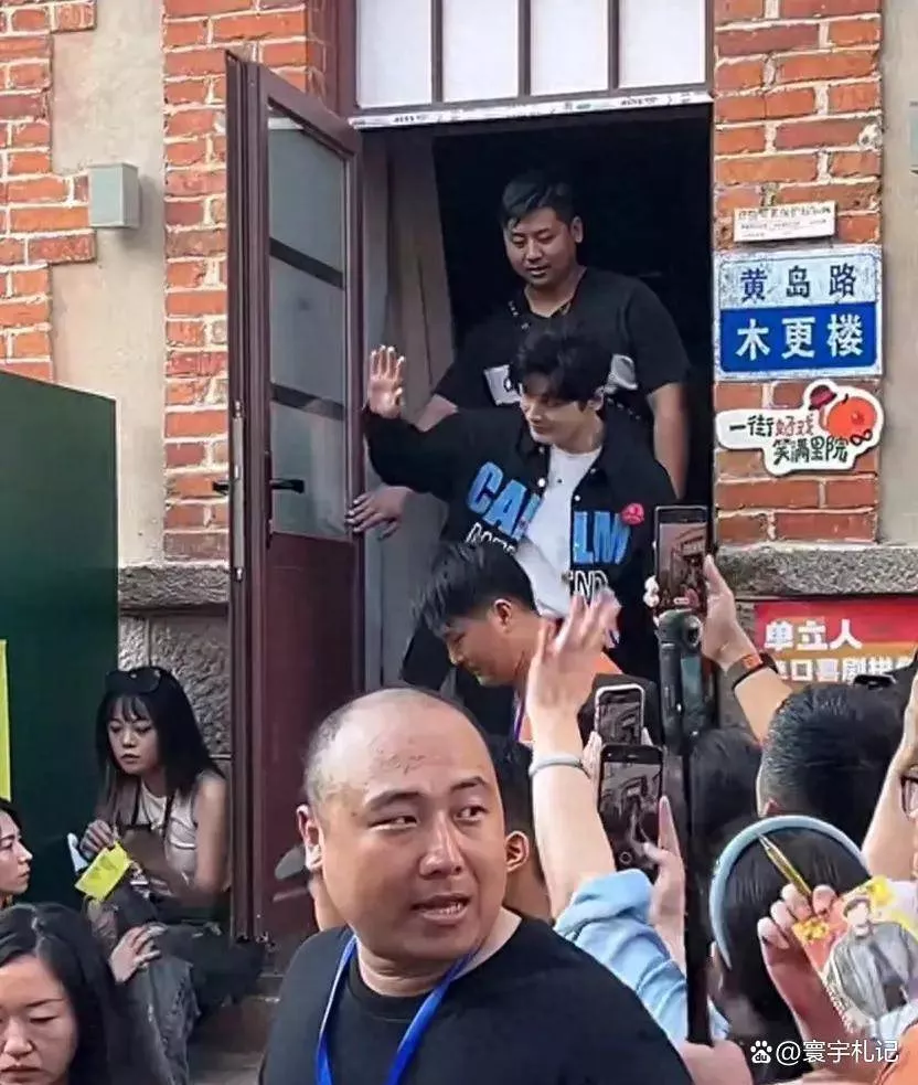 黄晓明青岛街头被拍，假发分层尴尬遭围观