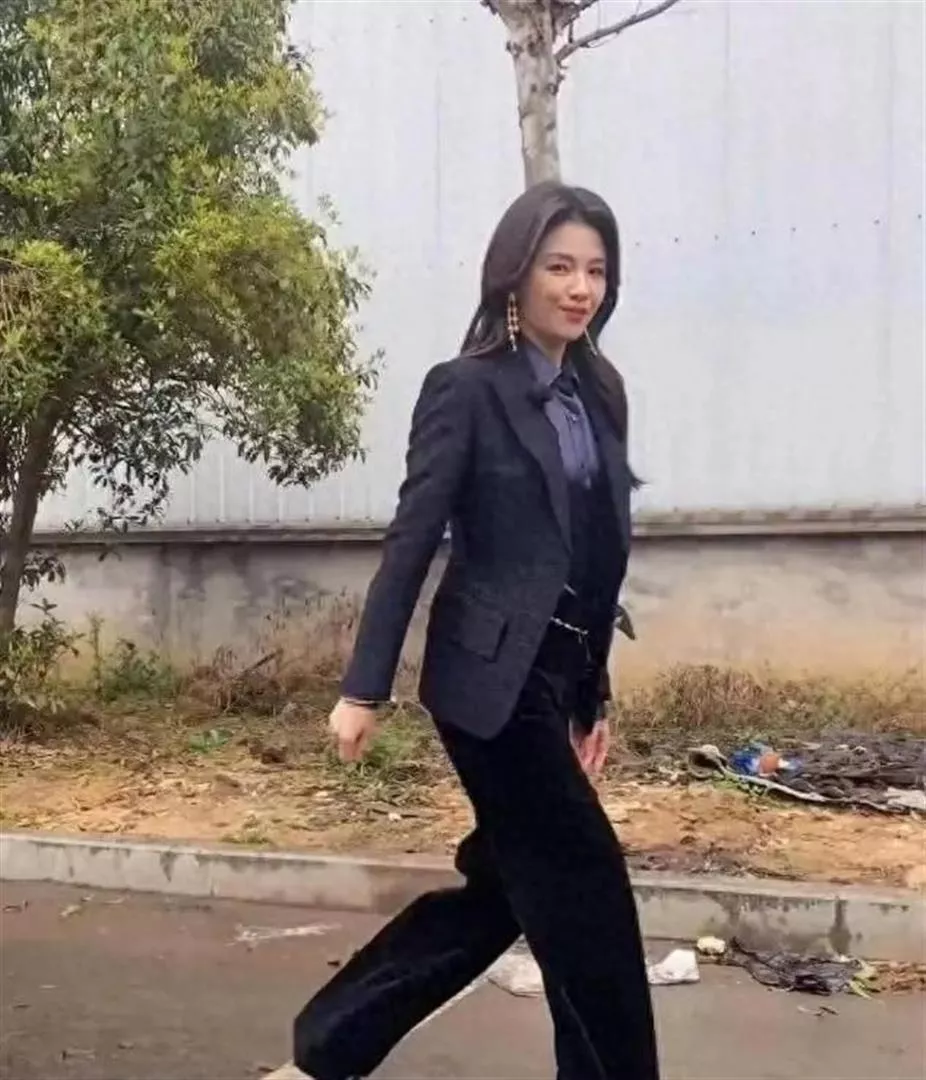 街头偶遇47岁刘涛,脱离美颜滤镜,真实状态看得人感慨