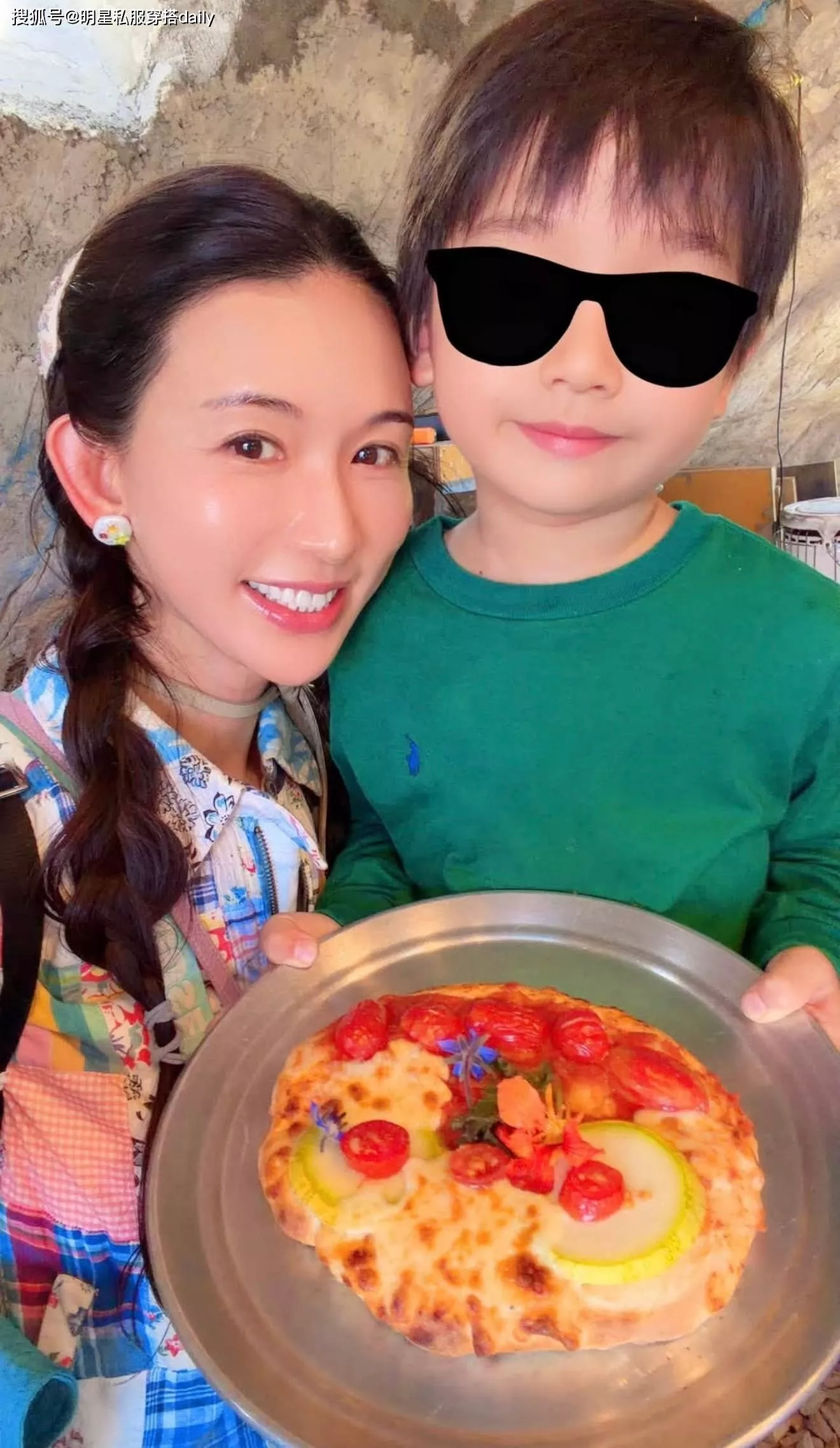 林志玲带儿子采摘做披萨，田园风一点不像51岁