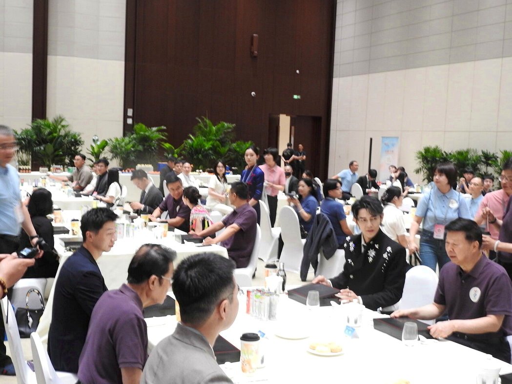 大陆国台办主任宋涛(右一)与奥运冠军马龙(左三)、国民党副主席张荣恭等一起与两岸... 大陆国台办主任宋涛(右一)与奥运冠军马龙(左三)、国民党副主席张荣恭等一起与两岸...