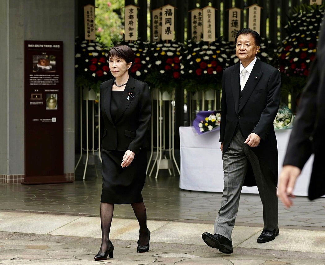 日本首相高市早苗(左)15日前往东京靖国神社附近的国家公墓「千鸟渊战殁者墓苑」悼... 日本首相高市早苗(左)15日前往东京靖国神社附近的国家公墓「千鸟渊战殁者墓苑」悼...