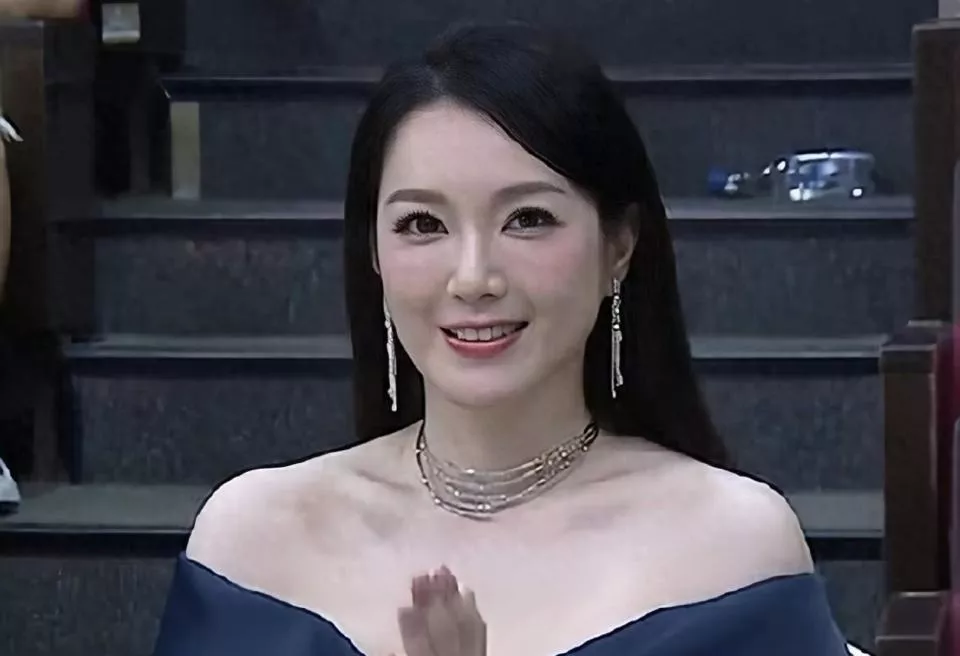 香港当红花旦任港姐评委,颜值胜过参赛佳丽