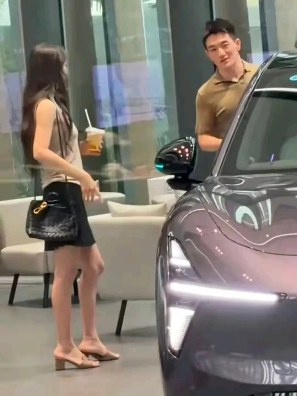 张馨予何捷广州看车,张馨予背4万块的包