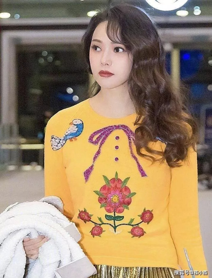 “伊能静”明明比秦昊大10岁,却被宠成小女孩