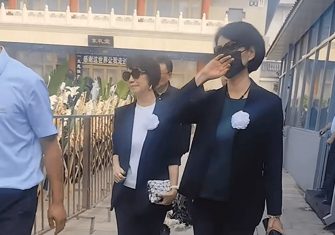 敬一丹老公与女儿告别大厅外合影! 一身黑衣,难掩悲伤
