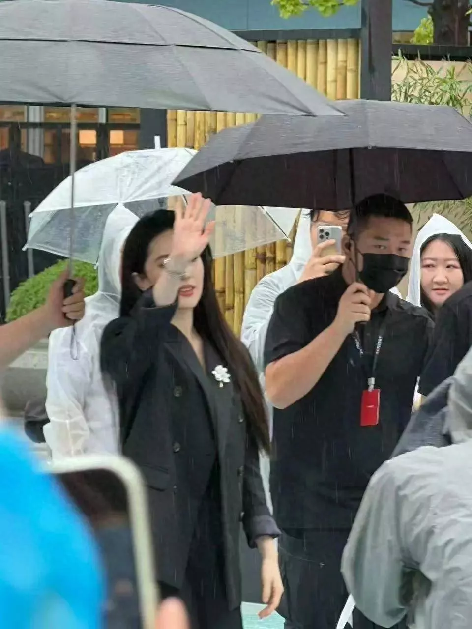 刘亦菲冒雨现身成都，原相机生图曝光