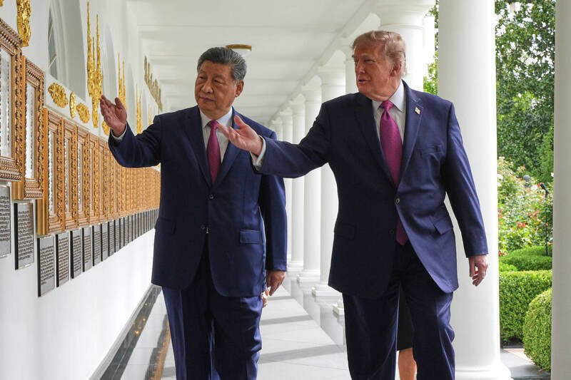 美国总统川普于美东时间24日在白宫会晤中国国家主席习近平，双方延长贸易休战协议，承认中美存在合作可能性。（美联社）