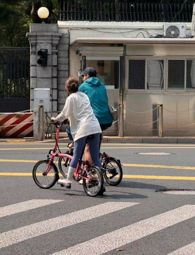 胡歌黄曦宁骑自行车遛弯，载着女儿还帮老婆背包