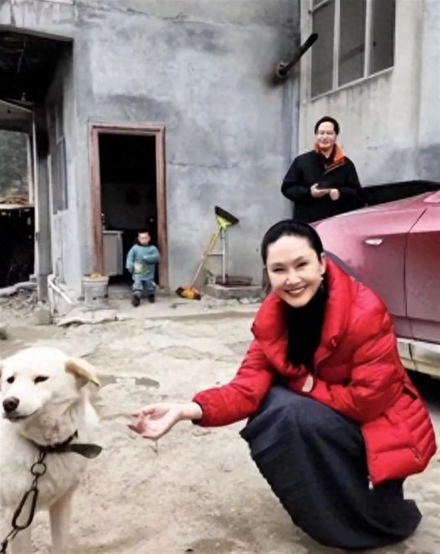 再婚嫁未婚小伙，23年并未生子，如今的她幸福吗？