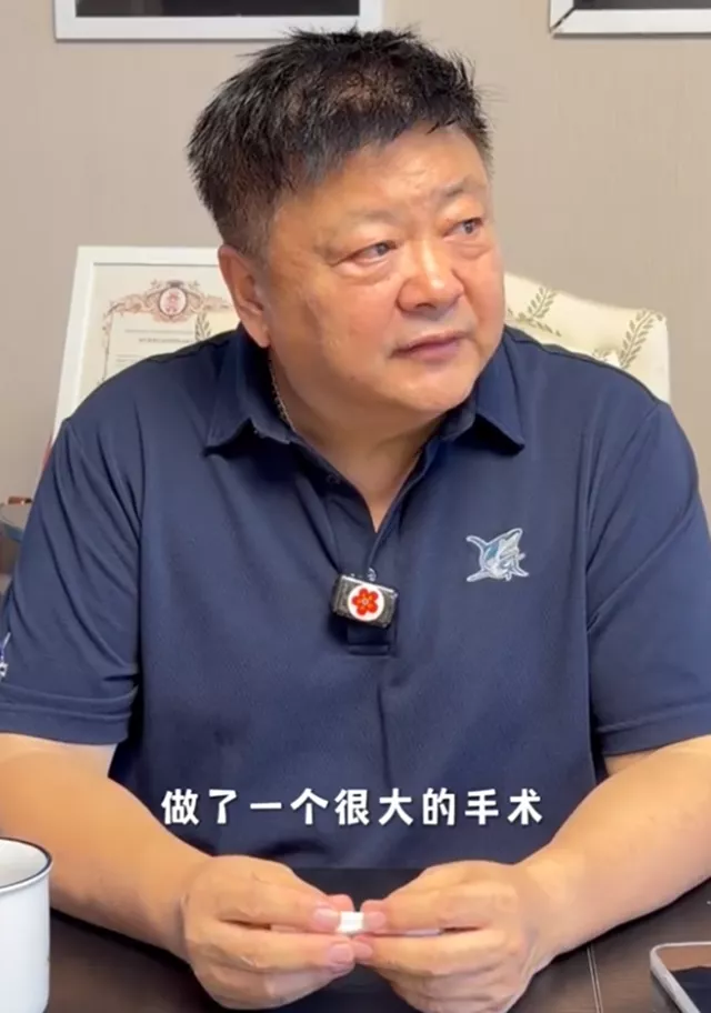 61岁洪剑涛晒病房照，称做了一场很凶险的大手术