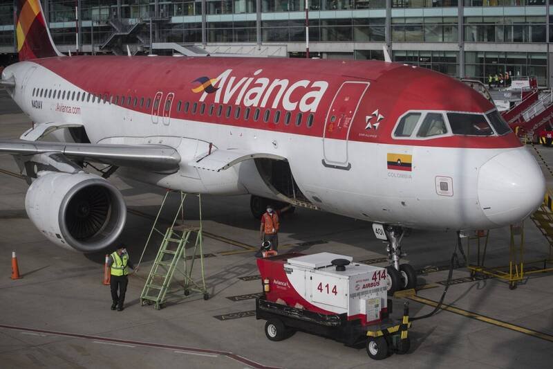 哥伦比亚航空1架客机飞往纽约时遭遇严重乱流，紧急转降佛州迈阿密且至少8人受伤送医。哥伦比亚航空飞机示意图。（彭博）