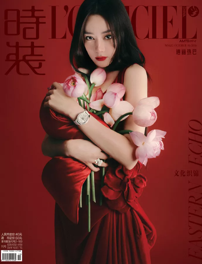迪丽热巴吊带红裙照曝光，优雅精致“白的发光”