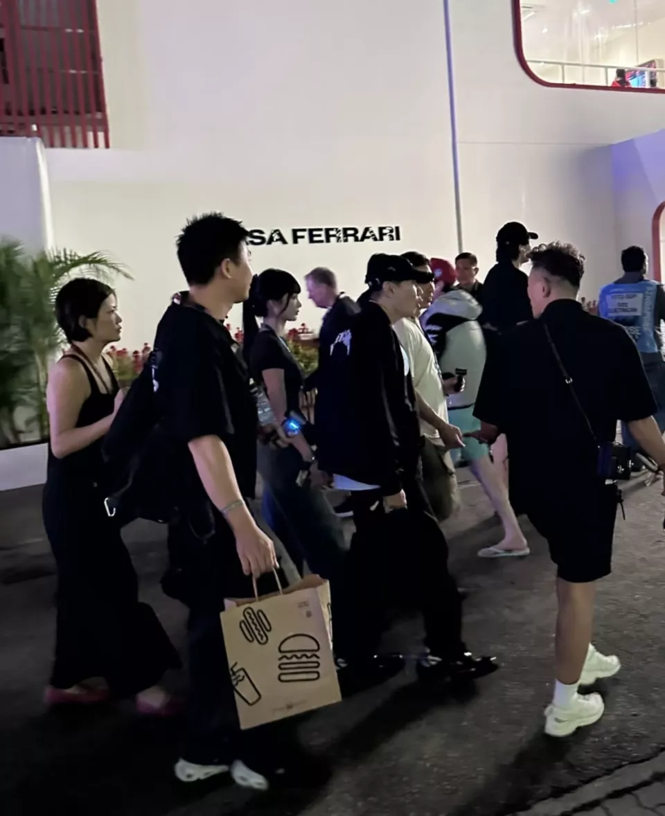 45岁林俊杰携女友新加坡逛街！全程牵手超宠溺