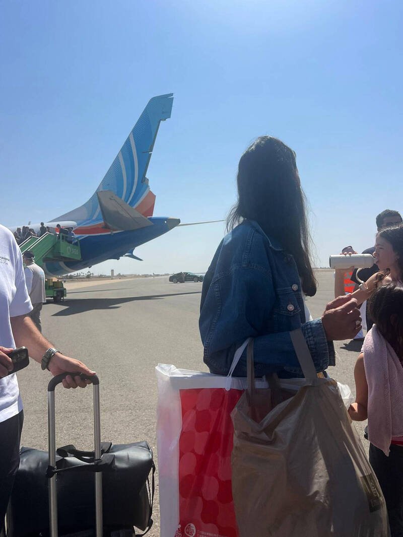 2026年9月30日，发生空中喋血案的杜拜航空FZ1073航班紧急转降沙乌地阿拉伯西北部的塔布克机场后，明显看到该机机尾已受损。（美联社）