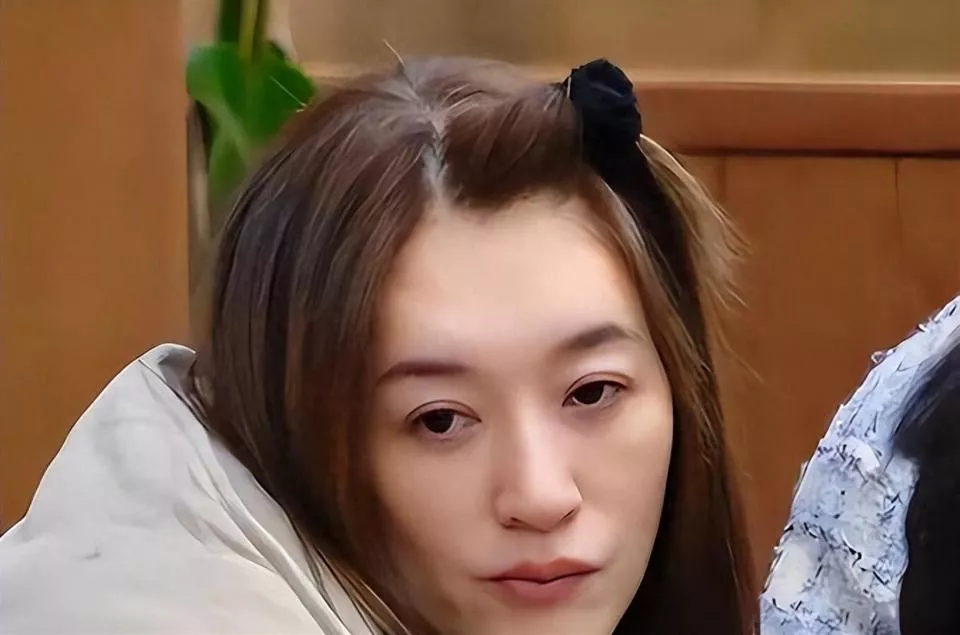 李小冉官宣离婚后,首次亮相脸惨白,她丁克11年有她的道理