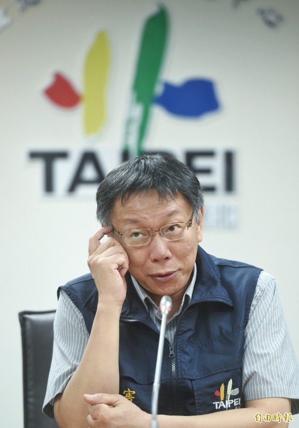  台风将袭台，台北市长柯文哲7日主持尼伯特台风灾防会报，并接受媒体记者采访。（记者方宾照摄）